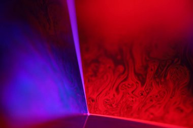 Mor ve kırmızı sıvı soyutlama, olağanüstü su formları, parlak cam zemin