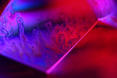 Mor ve kırmızı sıvı soyutlama, olağanüstü su formları, parlak cam zemin