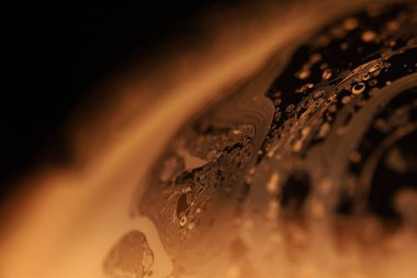 Yeşil zehirli sıvı yüzey, makroda su kabarcıkları, yapışkan siyah sıvı dokusu, laboratuvarda yağ.