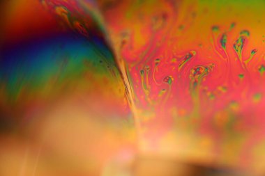 Yeşil zehirli sıvı yüzey, makroda su kabarcıkları, yapışkan siyah sıvı dokusu, laboratuvarda yağ.