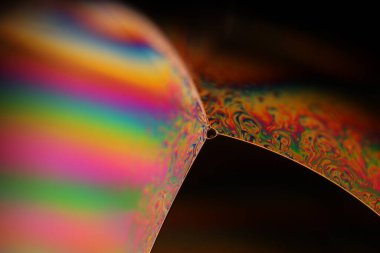 Yeşil zehirli sıvı yüzey, makroda su kabarcıkları, yapışkan siyah sıvı dokusu, laboratuvarda yağ.