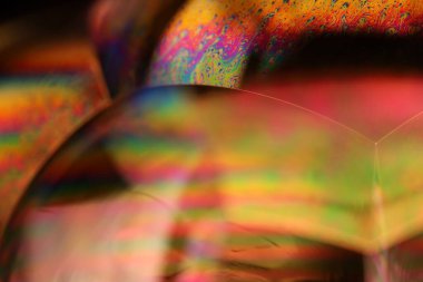 Yeşil zehirli sıvı yüzey, makroda su kabarcıkları, yapışkan siyah sıvı dokusu, laboratuvarda yağ.