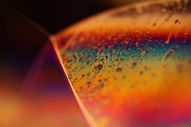 Yeşil zehirli sıvı yüzey, makroda su kabarcıkları, yapışkan siyah sıvı dokusu, laboratuvarda yağ.