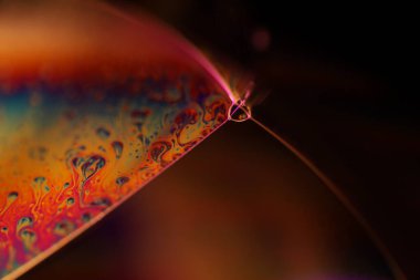 Yeşil zehirli sıvı yüzey, makroda su kabarcıkları, yapışkan siyah sıvı dokusu, laboratuvarda yağ.