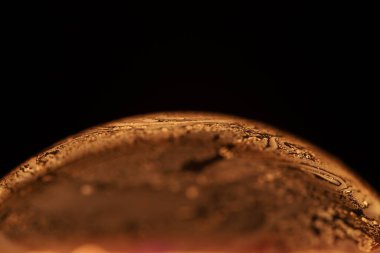 Yeşil zehirli sıvı yüzey, makroda su kabarcıkları, yapışkan siyah sıvı dokusu, laboratuvarda yağ.