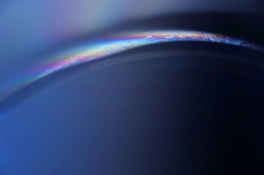 Mavi sıvı film yansıması, koyu arkaplanda sıvı yüzey, mavi gökyüzü rengi, bağlantı çizgileri, su dokusu