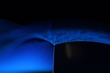 Makrodaki sıvının mavi yansımaları, parlak sıvı yüzey, makrodaki kabarcıklar, makrodaki kabarcıkların bağlantısı, sıvıdan hücre, moleküler yapı, parlak yüzey panelleri