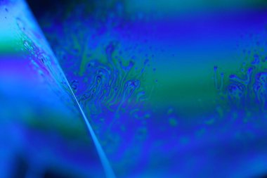 Makrodaki sıvının mavi yansımaları, parlak sıvı yüzey, makrodaki kabarcıklar, makrodaki kabarcıkların bağlantısı, sıvıdan hücre, moleküler yapı, parlak yüzey panelleri