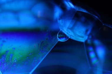 Makrodaki sıvının mavi yansımaları, parlak sıvı yüzey, makrodaki kabarcıklar, makrodaki kabarcıkların bağlantısı, sıvıdan hücre, moleküler yapı, parlak yüzey panelleri