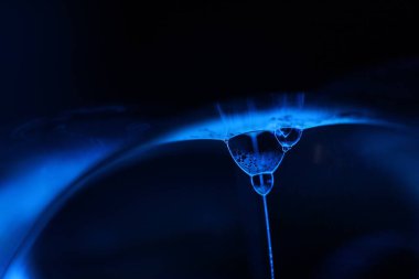 Makrodaki sıvının mavi yansımaları, parlak sıvı yüzey, makrodaki kabarcıklar, makrodaki kabarcıkların bağlantısı, sıvıdan hücre, moleküler yapı, parlak yüzey panelleri