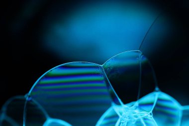 Makrodaki sıvının mavi yansımaları, parlak sıvı yüzey, makrodaki kabarcıklar, makrodaki kabarcıkların bağlantısı, sıvıdan hücre, moleküler yapı, parlak yüzey panelleri