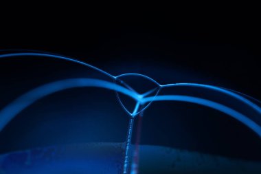 Makrodaki sıvının mavi yansımaları, parlak sıvı yüzey, makrodaki kabarcıklar, makrodaki kabarcıkların bağlantısı, sıvıdan hücre, moleküler yapı, parlak yüzey panelleri