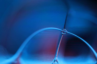 Makrodaki sıvının mavi yansımaları, parlak sıvı yüzey, makrodaki kabarcıklar, makrodaki kabarcıkların bağlantısı, sıvıdan hücre, moleküler yapı, parlak yüzey panelleri