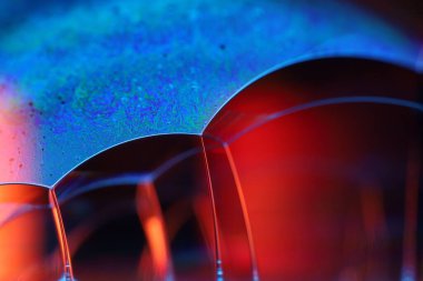 Makrodaki sıvının mavi yansımaları, parlak sıvı yüzey, makrodaki kabarcıklar, makrodaki kabarcıkların bağlantısı, sıvıdan hücre, moleküler yapı, parlak yüzey panelleri