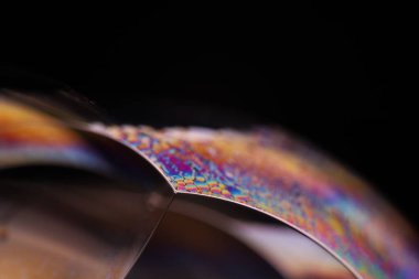 Sıvının makrodaki parlak gökkuşağı yansıması, gümüş renkleri, sürrealist arka plan, fantastik düz hareket, parazit deseni 