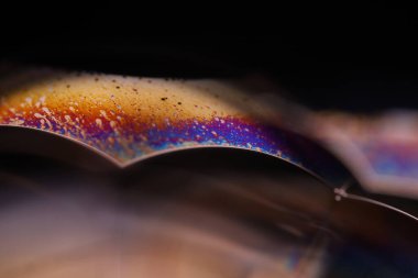 Sıvının makrodaki parlak gökkuşağı yansıması, gümüş renkleri, sürrealist arka plan, fantastik düz hareket, parazit deseni 