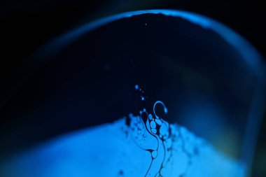 Makrodaki sıvının mavi yansımaları, parlak sıvı yüzey, makrodaki kabarcıklar, makrodaki kabarcıkların bağlantısı, sıvıdan hücre, moleküler yapı, parlak yüzey panelleri