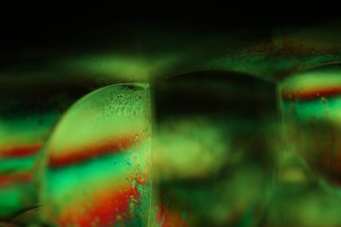 Koyu arkaplanda yeşil sıvı yüzey, makroda sıvının parlak yansımaları, makroda kabarcıklar, makroda baloncukların bağlantısı, sıvıdan hücre, koyu arkaplan