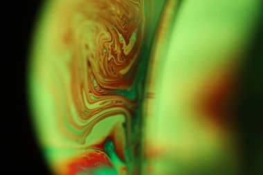 Koyu arkaplanda yeşil sıvı yüzey, makroda sıvının parlak yansımaları, makroda kabarcıklar, makroda baloncukların bağlantısı, sıvıdan hücre, koyu arkaplan