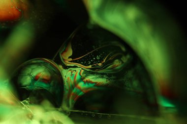 Koyu arkaplanda yeşil sıvı yüzey, makroda sıvının parlak yansımaları, makroda kabarcıklar, makroda baloncukların bağlantısı, sıvıdan hücre, koyu arkaplan