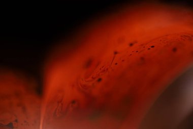 Makrodaki sıvının kırmızı yansımaları, kırmızı sıvı yüzey, makrodaki kabarcıklar, makrodaki kabarcıkların bağlantısı, sıvıdan hücre, korku arka planı, parlak yüzey panelleri