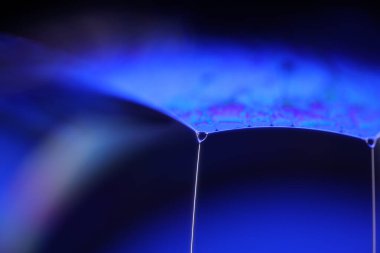 Mavi sıvı yapı, sıvı zemin, yağ lekeleri hareket, parlak kimya, sürreal arkaplan, mavi gökyüzü rengi, bağlantı çizgileri, su mağaraları