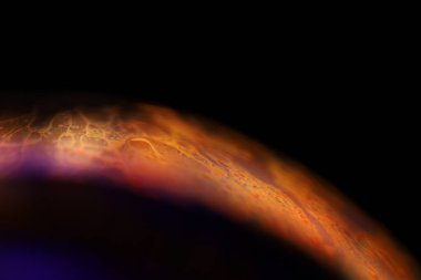 Yeşil sıvı yüzey, makrodaki sıvının parlak yansımaları, makrodaki kabarcıklar, makrodaki baloncukların bağlantısı, sıvıdan hücre, koyu arkaplan, parlak yüzey