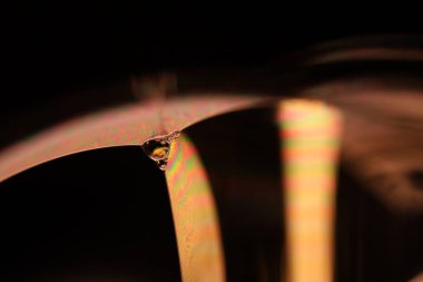 Yeşil sıvı yüzey, makrodaki sıvının parlak yansımaları, makrodaki kabarcıklar, makrodaki baloncukların bağlantısı, sıvıdan hücre, koyu arkaplan, parlak yüzey