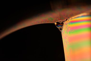 Yeşil sıvı yüzey, makrodaki sıvının parlak yansımaları, makrodaki kabarcıklar, makrodaki baloncukların bağlantısı, sıvıdan hücre, koyu arkaplan, parlak yüzey