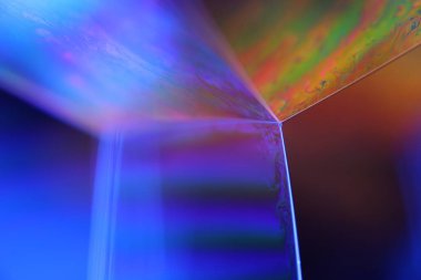 Yeşil ve mavi sıvı yüzey, makrodaki sıvının yeşil yansımaları, makrodaki kabarcıklar, makrodaki kabarcıkların bağlantısı, sıvıdan hücre, koyu arkaplan, parlak yüzey