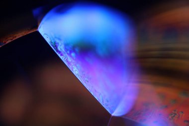 Yeşil ve mavi sıvı yüzey, makrodaki sıvının yeşil yansımaları, makrodaki kabarcıklar, makrodaki kabarcıkların bağlantısı, sıvıdan hücre, koyu arkaplan, parlak yüzey