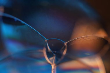 Yeşil ve mavi sıvı yüzey, makrodaki sıvının yeşil yansımaları, makrodaki kabarcıklar, makrodaki kabarcıkların bağlantısı, sıvıdan hücre, koyu arkaplan, parlak yüzey