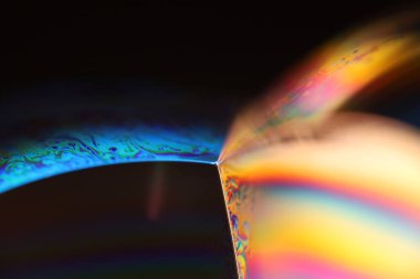 Yeşil ve mavi sıvı yüzey, makrodaki sıvının yeşil yansımaları, makrodaki kabarcıklar, makrodaki kabarcıkların bağlantısı, sıvıdan hücre, koyu arkaplan, parlak yüzey