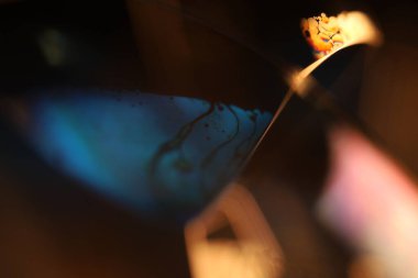 Yeşil sıvı yüzey, makrodaki sıvının mavi yansıması, makrodaki kabarcıklar, makrodaki baloncukların bağlantısı, sıvıdan hücre, koyu arkaplan, parlak yüzey