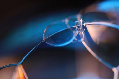 Mavi sıvı yüzey, yağ lekesi hareketi, parlak kimya, gerçeküstü arkaplan, arktik mavi renk, su yüzeyi, mürekkep ve su.