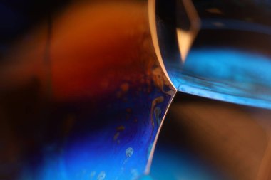 Mavi sıvı yüzey, yağ lekesi hareketi, parlak kimya, gerçeküstü arkaplan, arktik mavi renk, su yüzeyi, mürekkep ve su.