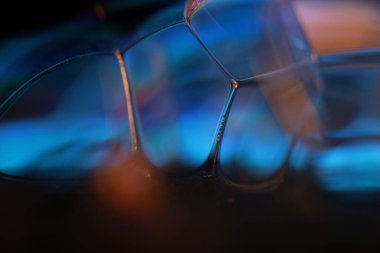 Mavi sıvı yüzey, yağ lekesi hareketi, parlak kimya, gerçeküstü arkaplan, arktik mavi renk, su yüzeyi, mürekkep ve su.