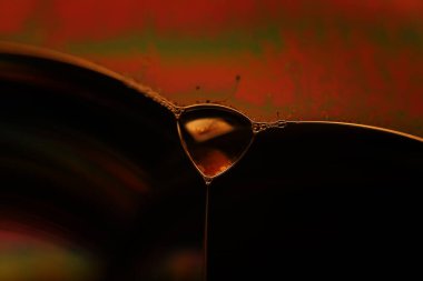 Yağlı kahverengi sıvı yüzey, makroda kabarcıklar, yapışkan siyah sıvı dokusu, laboratuvarda yağ.