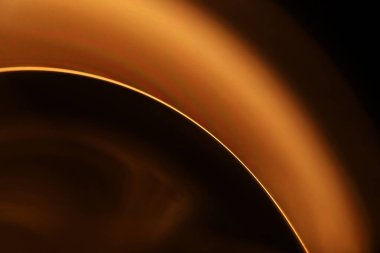 Yağlı kahverengi sıvı yüzey, makroda kabarcıklar, yapışkan siyah sıvı dokusu, laboratuvarda yağ.