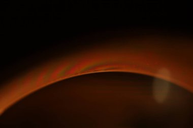 Yağlı kahverengi sıvı yüzey, makroda kabarcıklar, yapışkan siyah sıvı dokusu, laboratuvarda yağ.