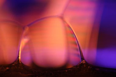 Mor ve turuncu sıvı soyutlama, olağanüstü su formları, parlak cam zemin