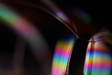 Siyah arkaplanda parlak gökkuşağı yüzeyi 