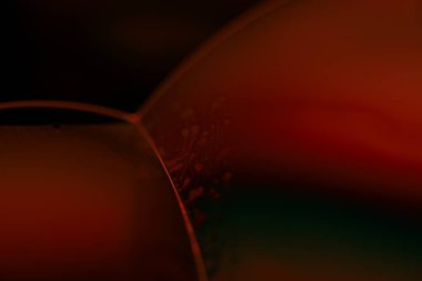 Makrodaki sıvının kırmızı yansımaları, kırmızı sıvı yüzey, makrodaki kabarcıklar, makrodaki baloncukların bağlantısı, sıvıdan hücre, korku arka planı