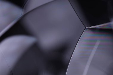 Sıvının makrodaki parlak gümüş yansıması, gökkuşağı renkleri, sürrealist arka plan, fantastik düz hareket, gümüş kavram, 