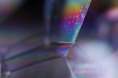 Sıvının makrodaki parlak gümüş yansıması, gökkuşağı renkleri, sürrealist arka plan, fantastik düz hareket, gümüş kavram, 