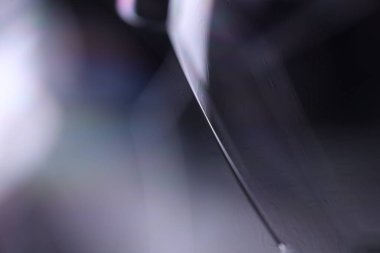 Sıvının makrodaki parlak gümüş yansıması, gökkuşağı renkleri, sürrealist arka plan, fantastik düz hareket, gümüş kavram, 