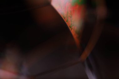 Makrodaki sıvının kırmızı yansımaları, kırmızı sıvı yüzey, makrodaki kabarcıklar, makrodaki kabarcıkların bağlantısı, sıvıdan hücre, korku arka planı, parlak yüzey panelleri