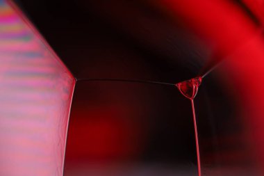 Makrodaki sıvının kırmızı yansımaları, kırmızı sıvı yüzey, makrodaki kabarcıklar, makrodaki kabarcıkların bağlantısı, sıvıdan hücre, korku arka planı, parlak yüzey panelleri