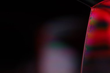 Makrodaki sıvının kırmızı yansımaları, kırmızı sıvı yüzey, makrodaki kabarcıklar, makrodaki kabarcıkların bağlantısı, sıvıdan hücre, korku arka planı, parlak yüzey panelleri