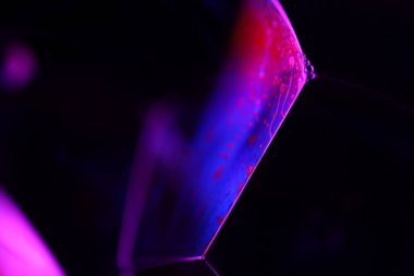 Koyu mor sıvı arkaplan, fantastik makro fotoğraf, kimyasal efektler, düz paneller